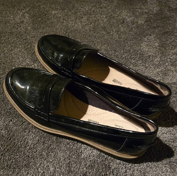 Clarks sz 8.5 Black Loafers - cushiony soft! - Picture 4 of 4